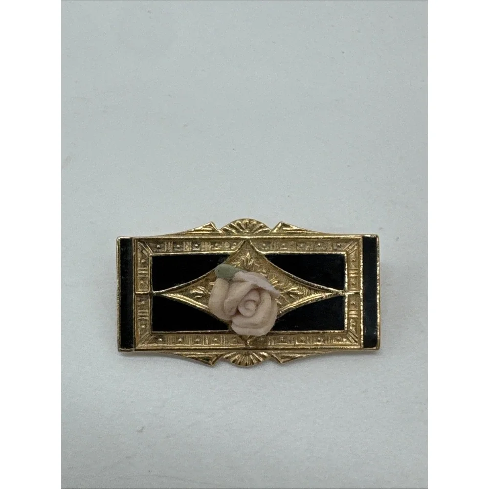 - Victoria Rose‎ oval Pin - Gold Tone with pink Ceramic rose